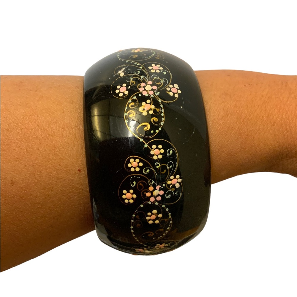 Vintage WIDE BLACK LUCITE NONA HAND PAINTED PINK Flower Bangle Bracelet
